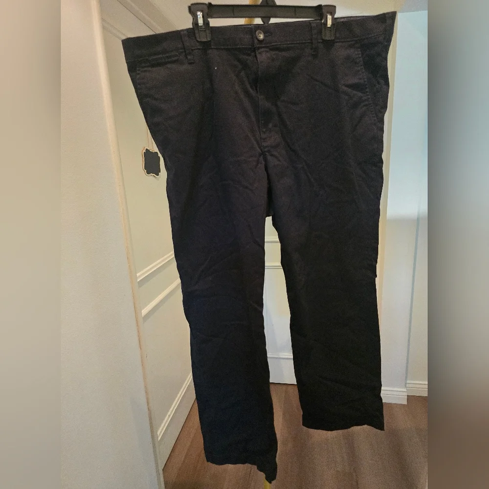Amazon Essentials Mens Chino Pants - Black